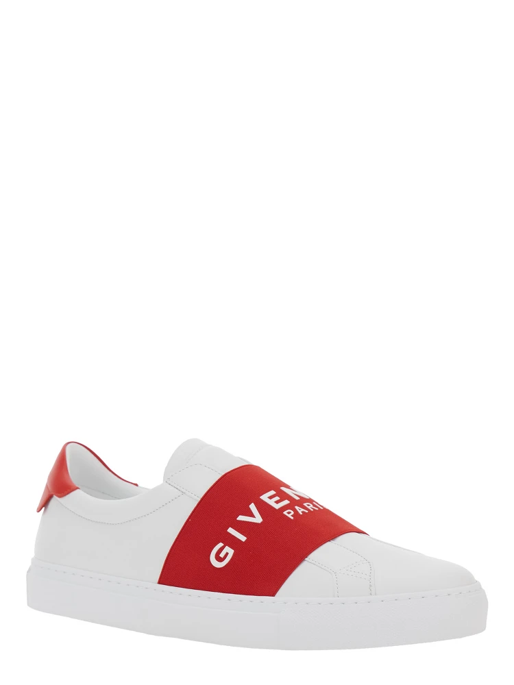 حذاء رياضي أبيض منخفض الرقبة بتصميم عصري، مزين بشريط بلون مغاير وشعار مطبوع عليه، مصنوع من الجلد، للرجال alternative