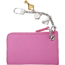 سلسلة مفاتيح وردية اللون مزينة بشعار مطبوع على الجهة الأمامية وزخارف من الجلد المحبب للنساء