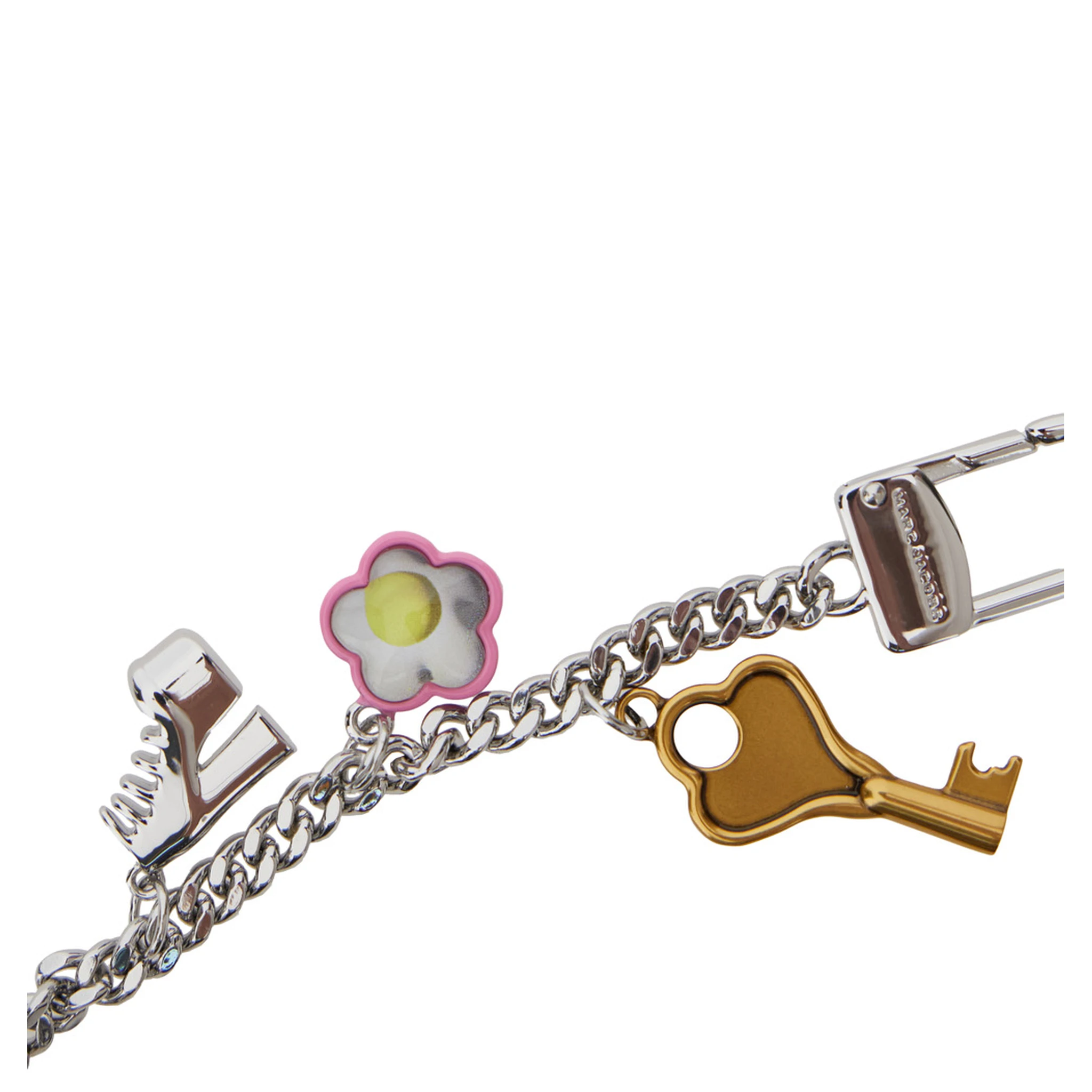 سلسلة مفاتيح وردية اللون مزينة بشعار مطبوع على الجهة الأمامية وزخارف من الجلد المحبب للنساء