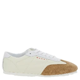 حذاء رياضي أبيض بتفاصيل من الجلد المدبوغ وشعار مكتوب من الجلد الصناعي للنساء