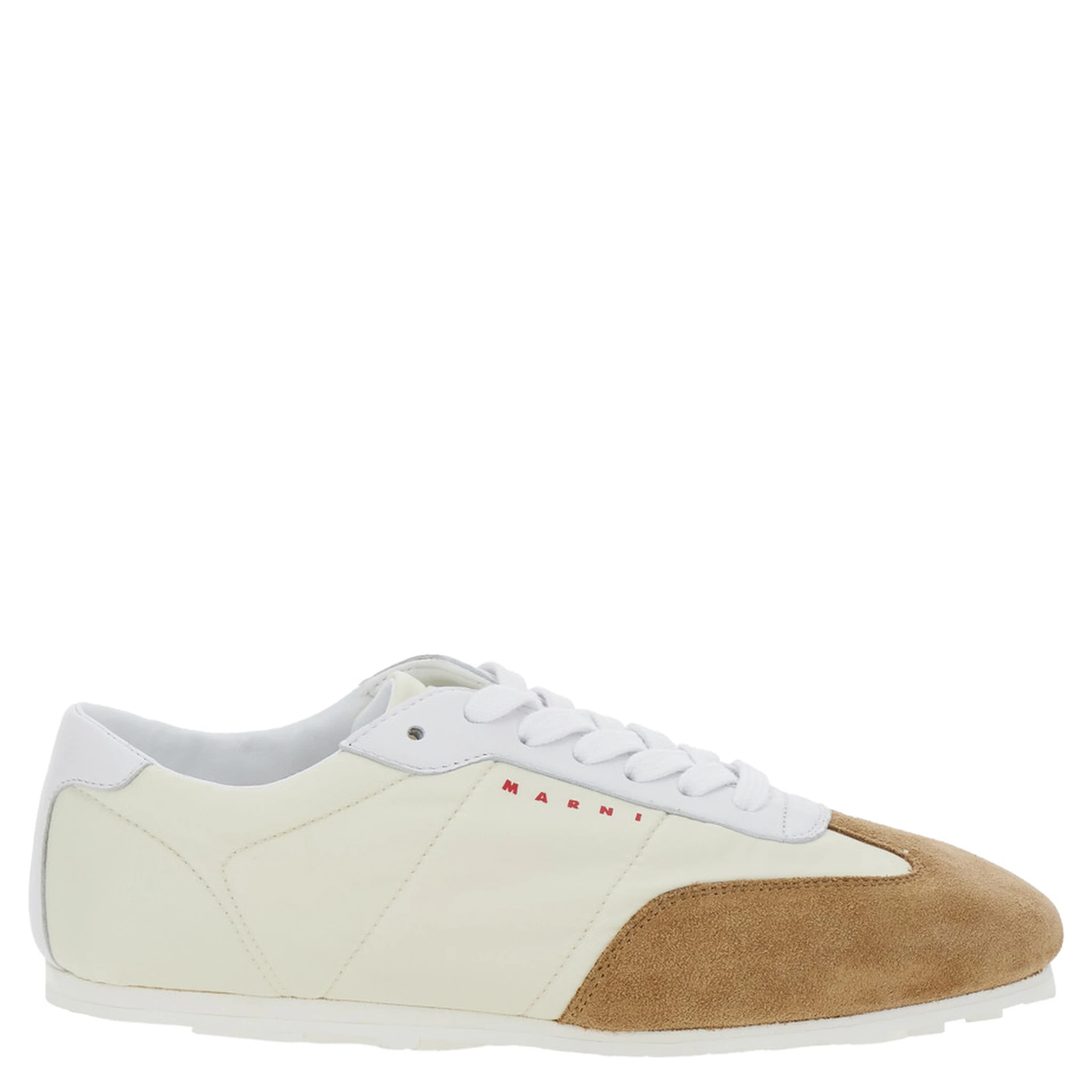 حذاء رياضي أبيض بتفاصيل من الجلد المدبوغ وشعار مكتوب من الجلد الصناعي للنساء