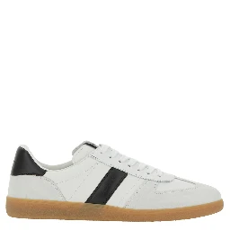 حذاء رياضي أبيض منخفض من آرتشر، مزين بشعار مكتوب على اللسان والكعب، وكعب بلون متباين من الجلد الرجالي.