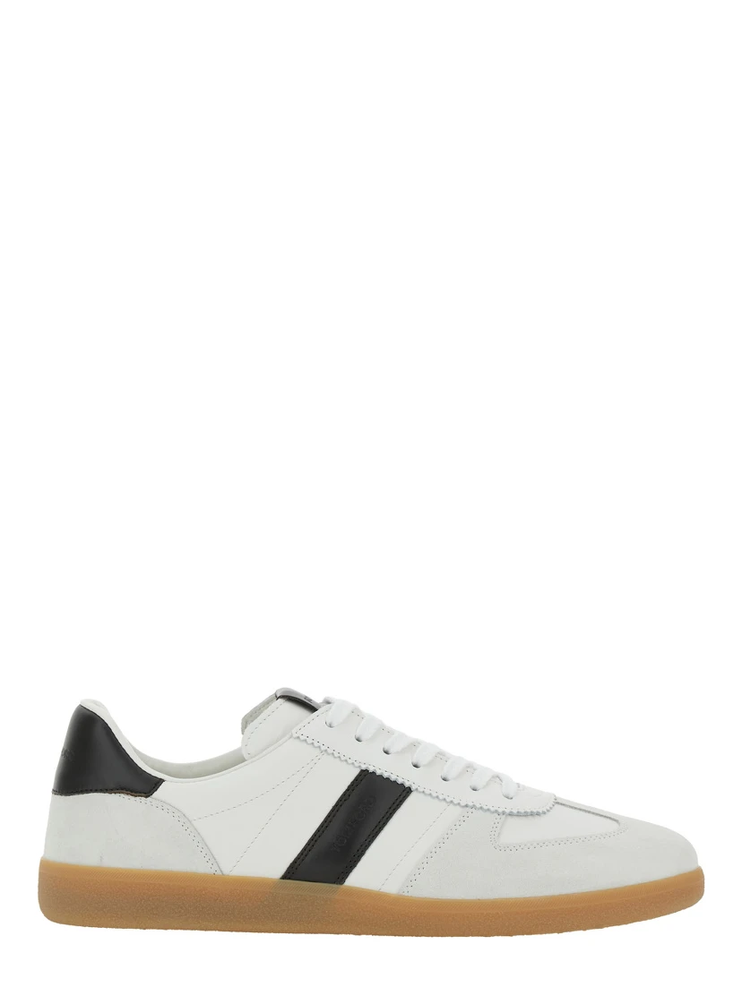 حذاء رياضي أبيض منخفض من آرتشر، مزين بشعار مكتوب على اللسان والكعب، وكعب بلون متباين من الجلد الرجالي.