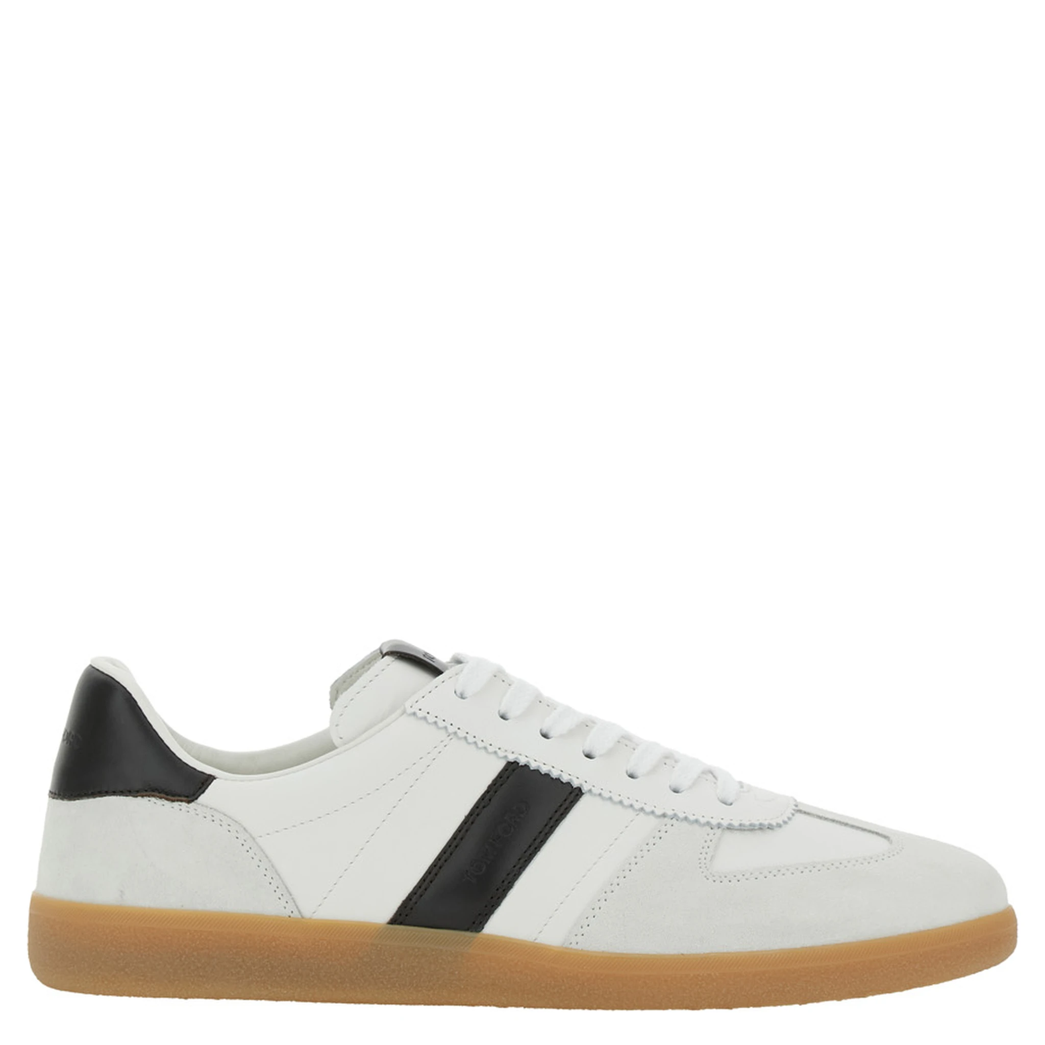 حذاء رياضي أبيض منخفض من آرتشر، مزين بشعار مكتوب على اللسان والكعب، وكعب بلون متباين من الجلد الرجالي.