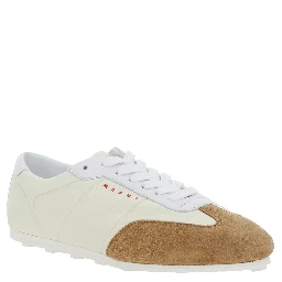 حذاء رياضي أبيض بتفاصيل من الجلد المدبوغ وشعار مكتوب من الجلد الصناعي للنساء