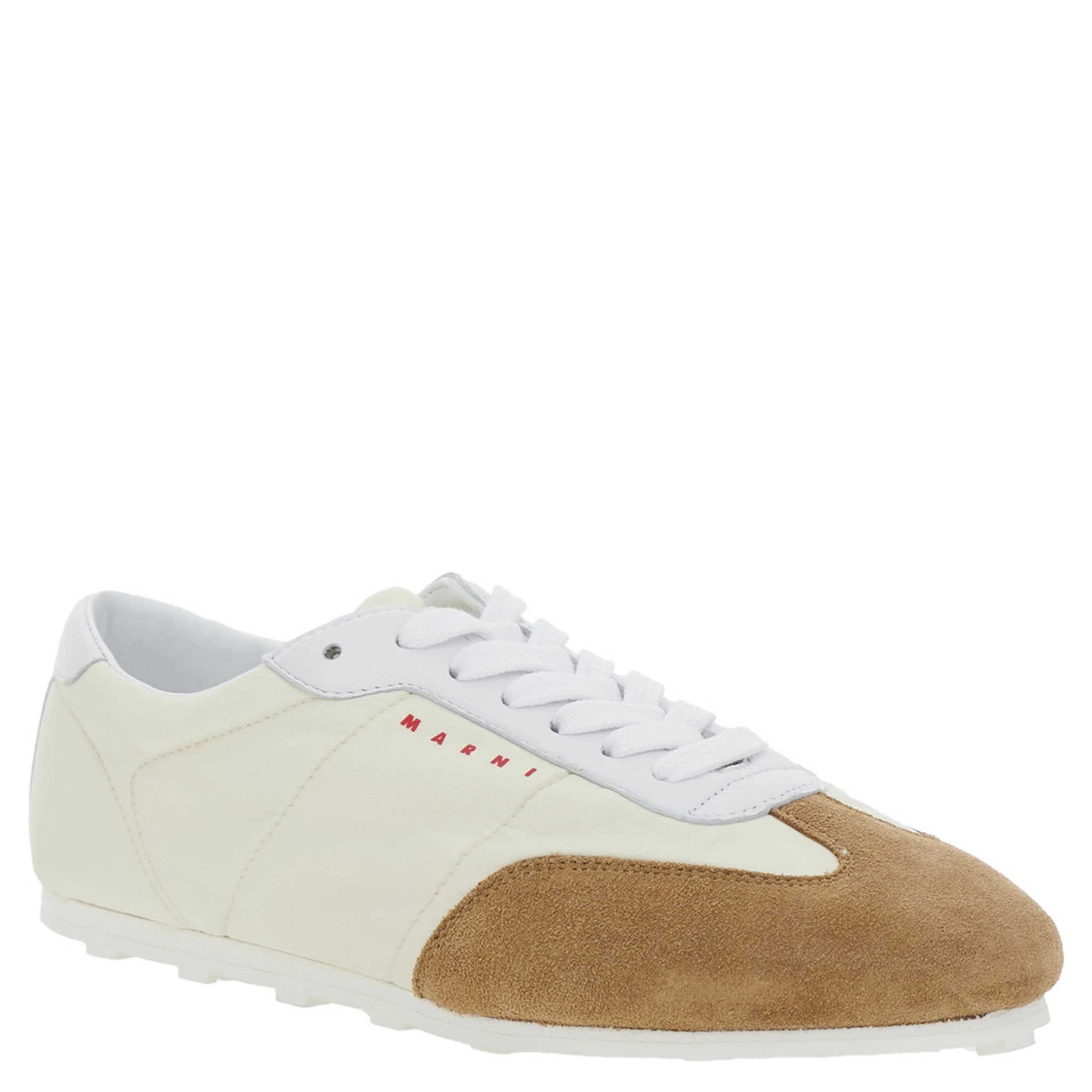 حذاء رياضي أبيض بتفاصيل من الجلد المدبوغ وشعار مكتوب من الجلد الصناعي للنساء