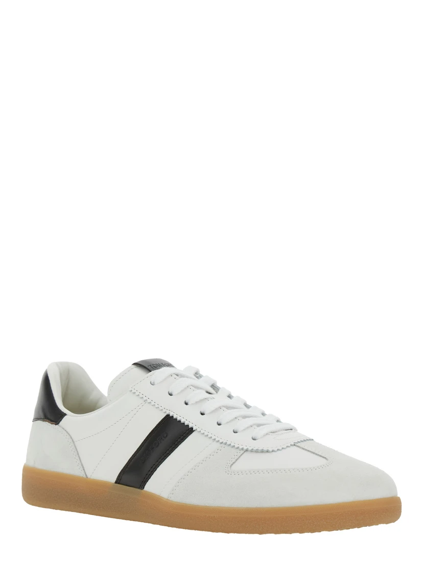 حذاء رياضي أبيض منخفض من آرتشر، مزين بشعار مكتوب على اللسان والكعب، وكعب بلون متباين من الجلد الرجالي.