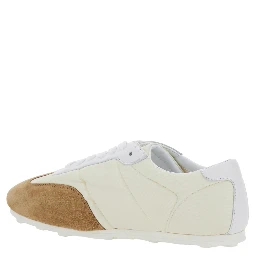 حذاء رياضي أبيض بتفاصيل من الجلد المدبوغ وشعار مكتوب من الجلد الصناعي للنساء