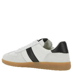 حذاء رياضي أبيض منخفض من آرتشر، مزين بشعار مكتوب على اللسان والكعب، وكعب بلون متباين من الجلد الرجالي.