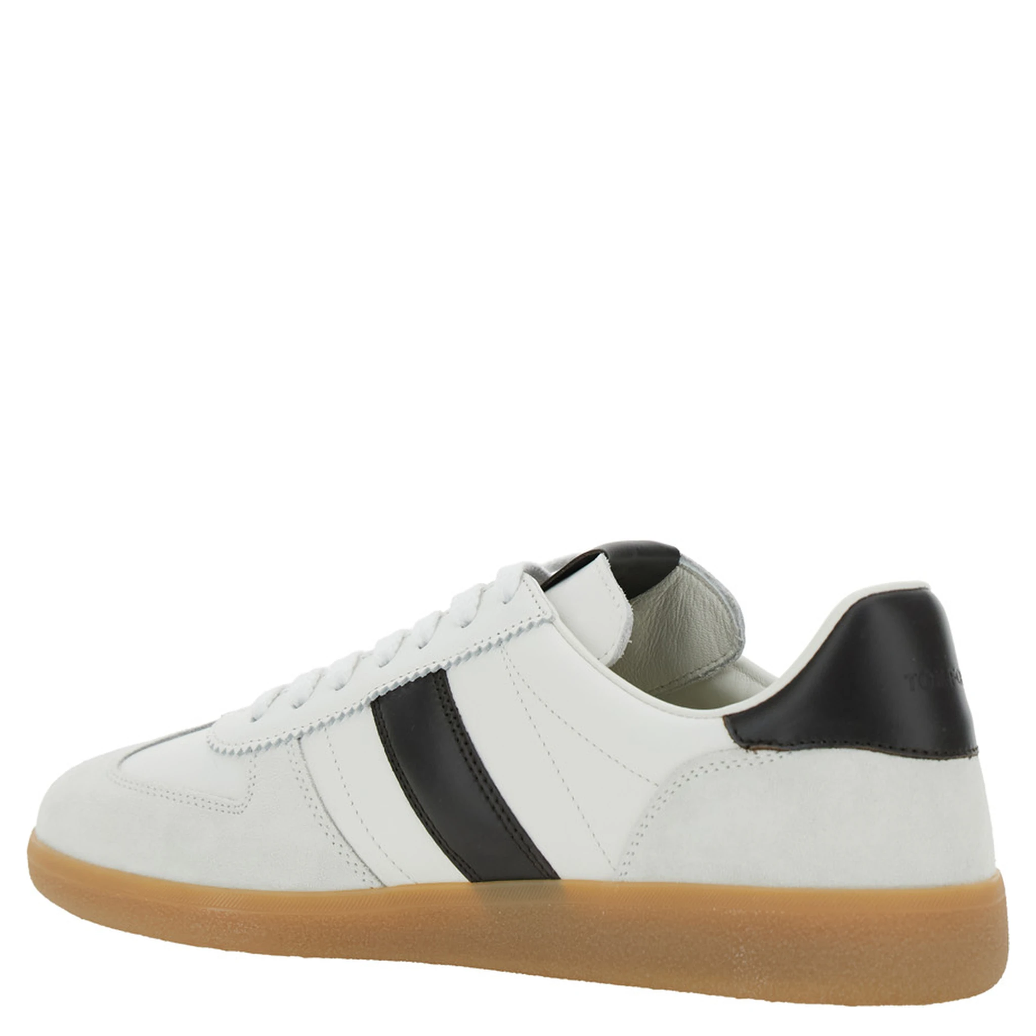 حذاء رياضي أبيض منخفض من آرتشر، مزين بشعار مكتوب على اللسان والكعب، وكعب بلون متباين من الجلد الرجالي.