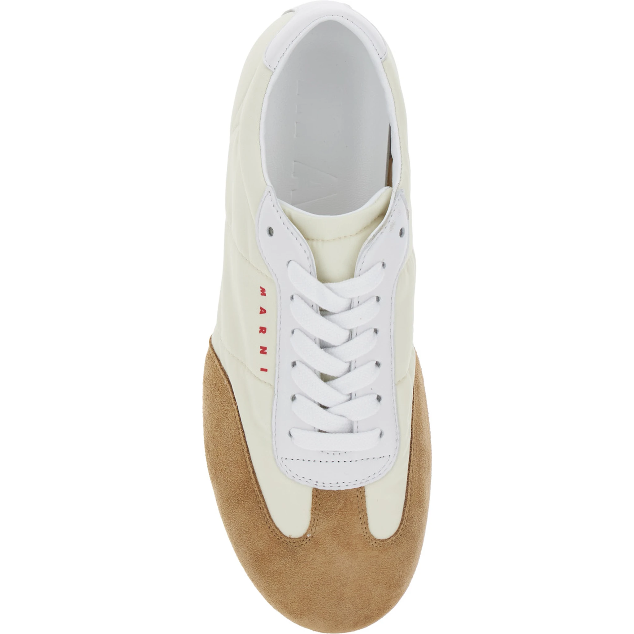 حذاء رياضي أبيض بتفاصيل من الجلد المدبوغ وشعار مكتوب من الجلد الصناعي للنساء