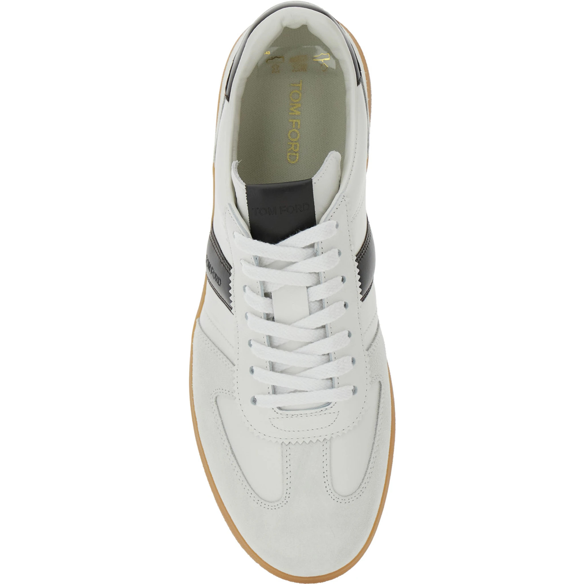 حذاء رياضي أبيض منخفض من آرتشر، مزين بشعار مكتوب على اللسان والكعب، وكعب بلون متباين من الجلد الرجالي.