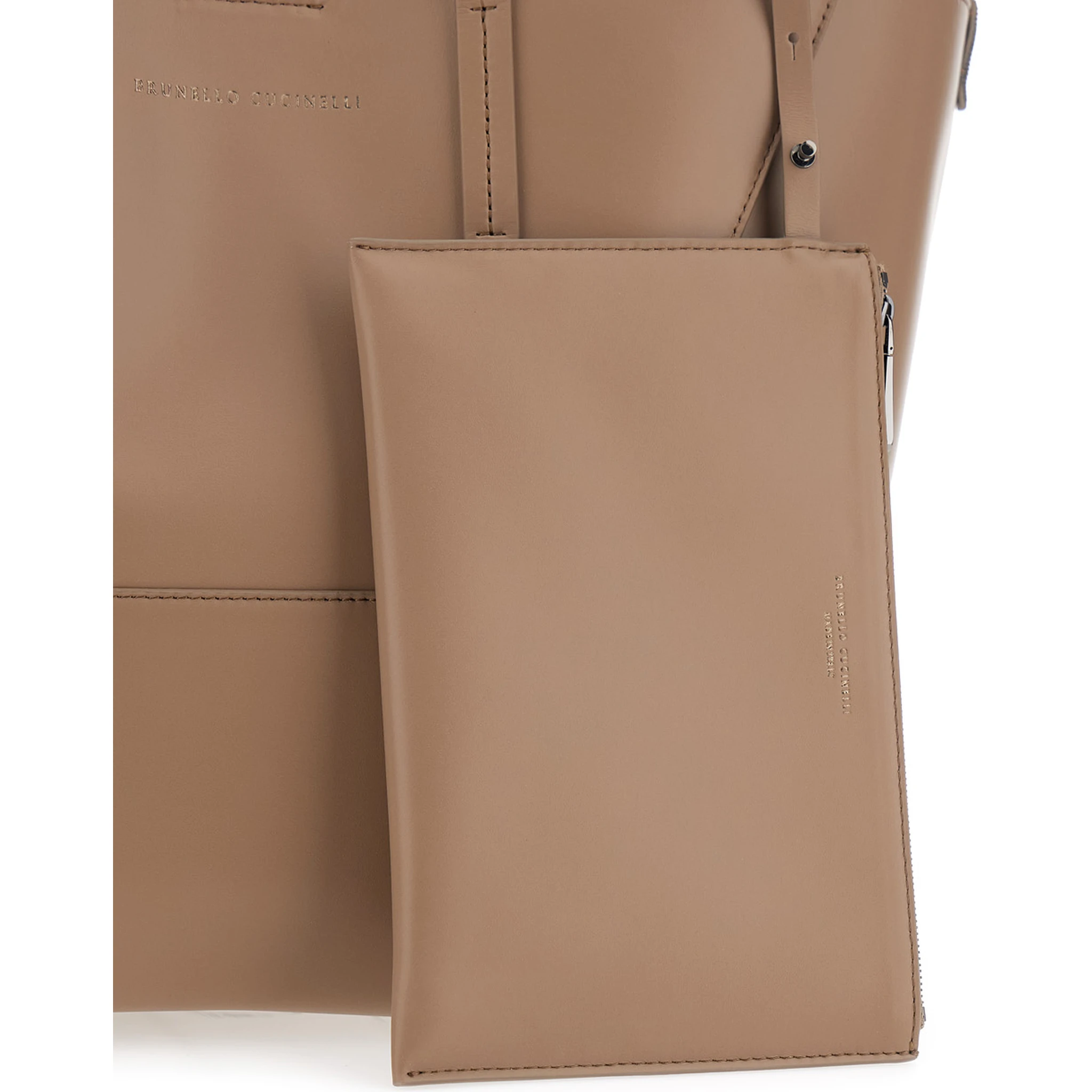 حقيبة يد بيج اللون مزينة بشعار مكتوب على الجهة الأمامية وتصميم هندسي من الجلد للنساء