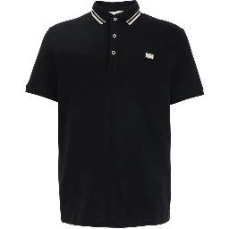 قميص بولو أسود بياقة كلاسيكية ثنائية اللون وشعار مطبوع على الجهة الأمامية، مصنوع من القطن الرجالي