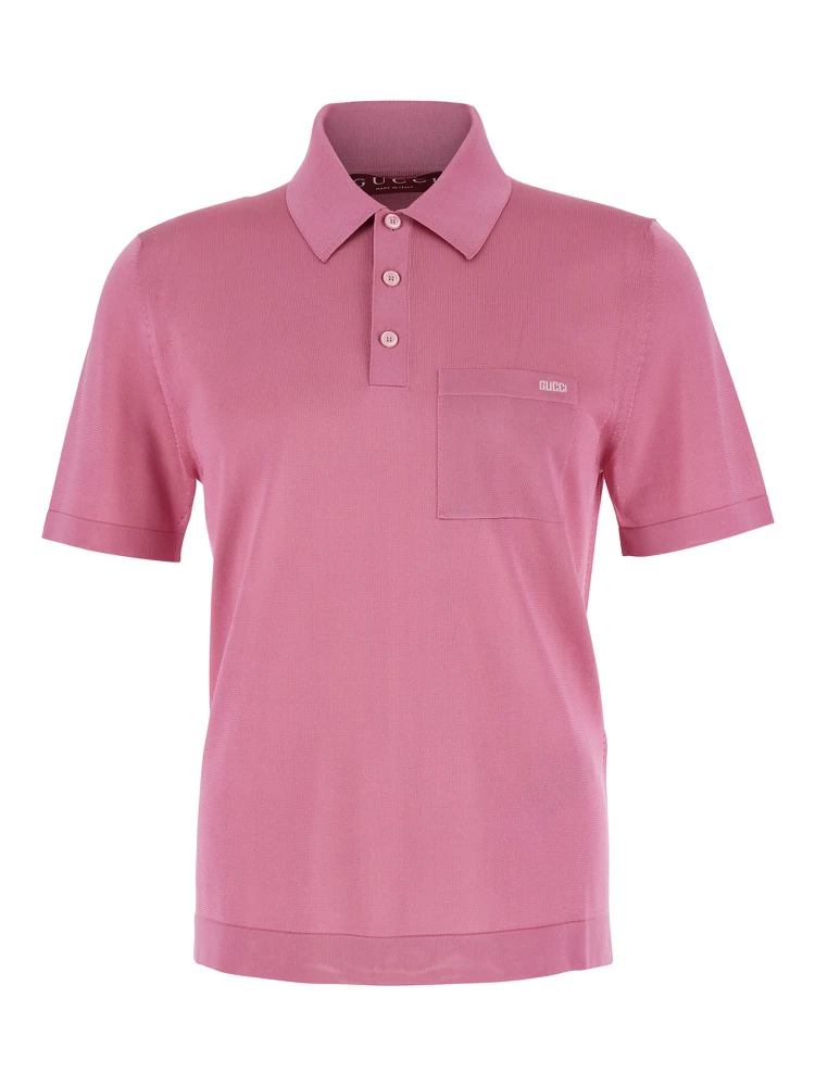 قميص بولو وردي اللون بجيب على الصدر وشعار مطرز في الأمام مصنوع من حرير ناعم للرجال