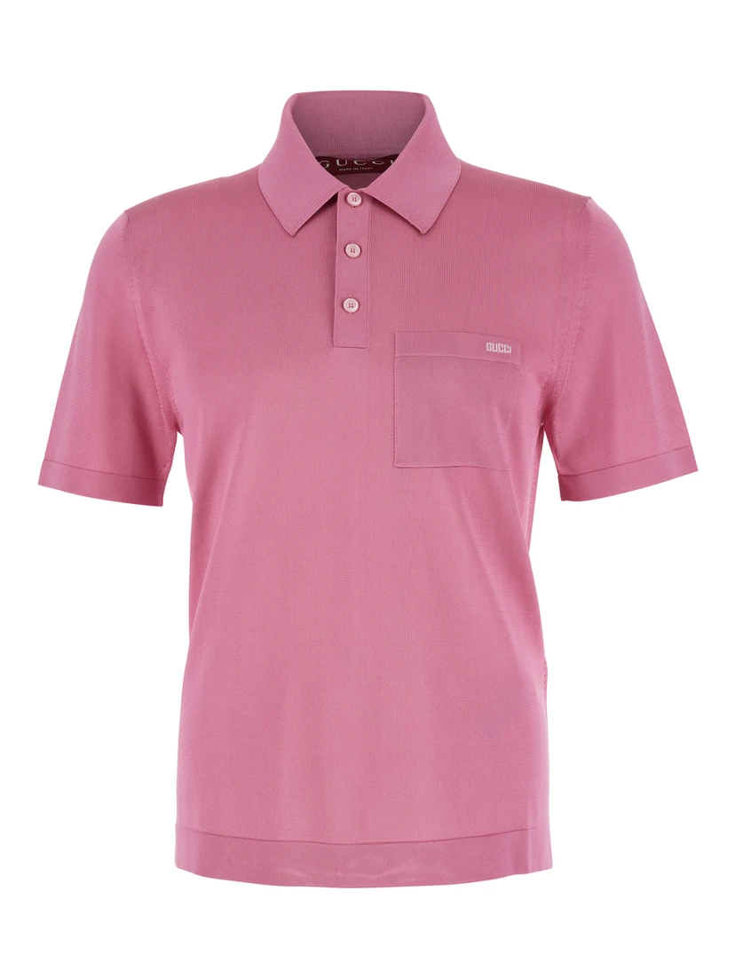 قميص بولو وردي اللون بجيب على الصدر وشعار مطرز في الأمام مصنوع من حرير ناعم للرجال