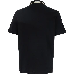 قميص بولو أسود بياقة كلاسيكية ثنائية اللون وشعار مطبوع على الجهة الأمامية، مصنوع من القطن الرجالي