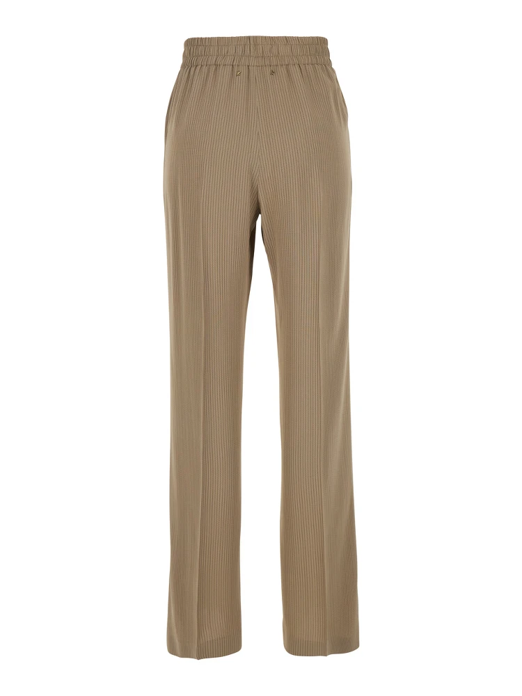 بنطال بريتاني بيج مزين بشعار مميز في الخلف ونقشة مخططة بالكامل، مصنوع من مزيج الفسكوز للنساء alternative