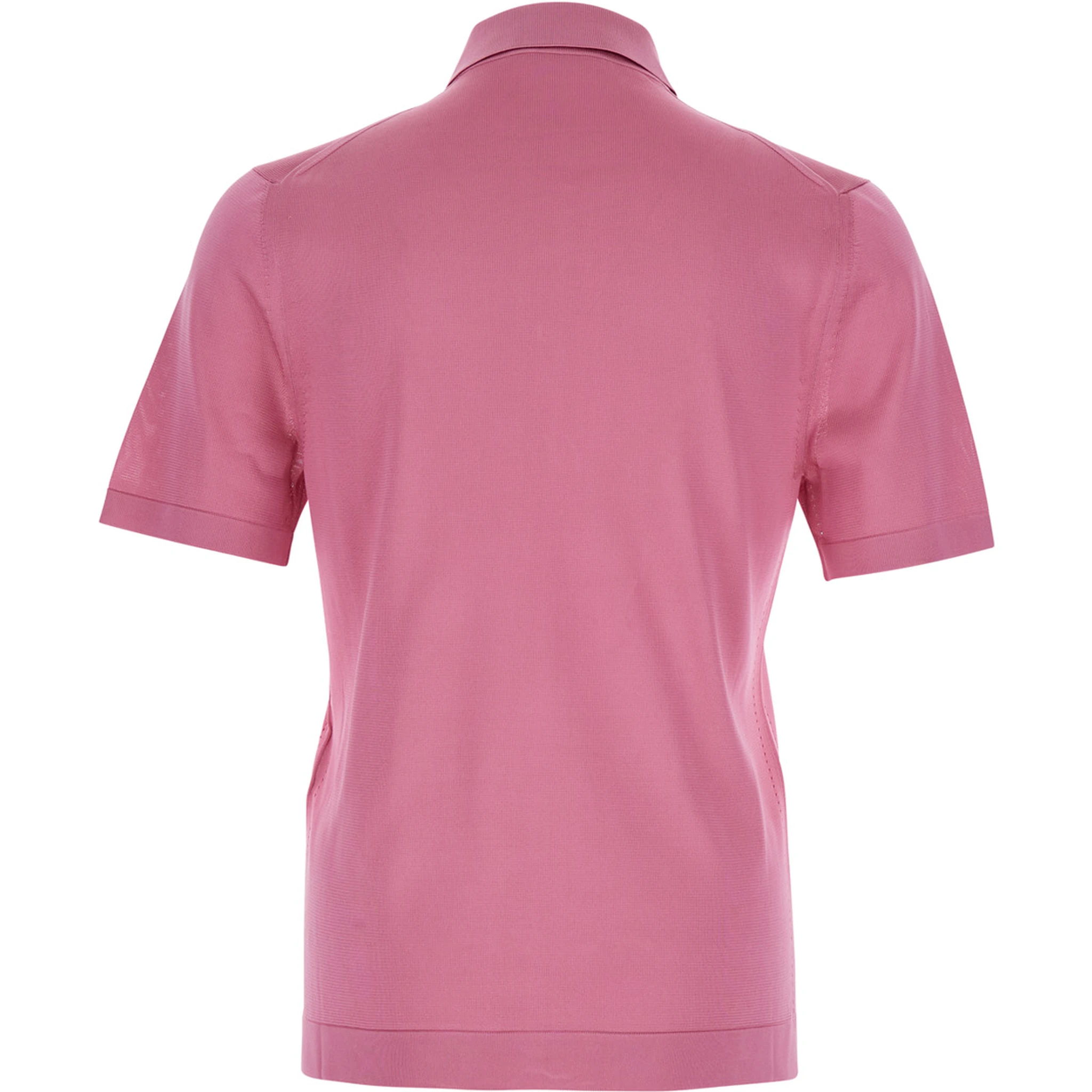 قميص بولو وردي اللون بجيب على الصدر وشعار مطرز في الأمام مصنوع من حرير ناعم للرجال