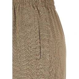 بنطال بريتاني بيج مزين بشعار مميز في الخلف ونقشة مخططة بالكامل، مصنوع من مزيج الفسكوز للنساء