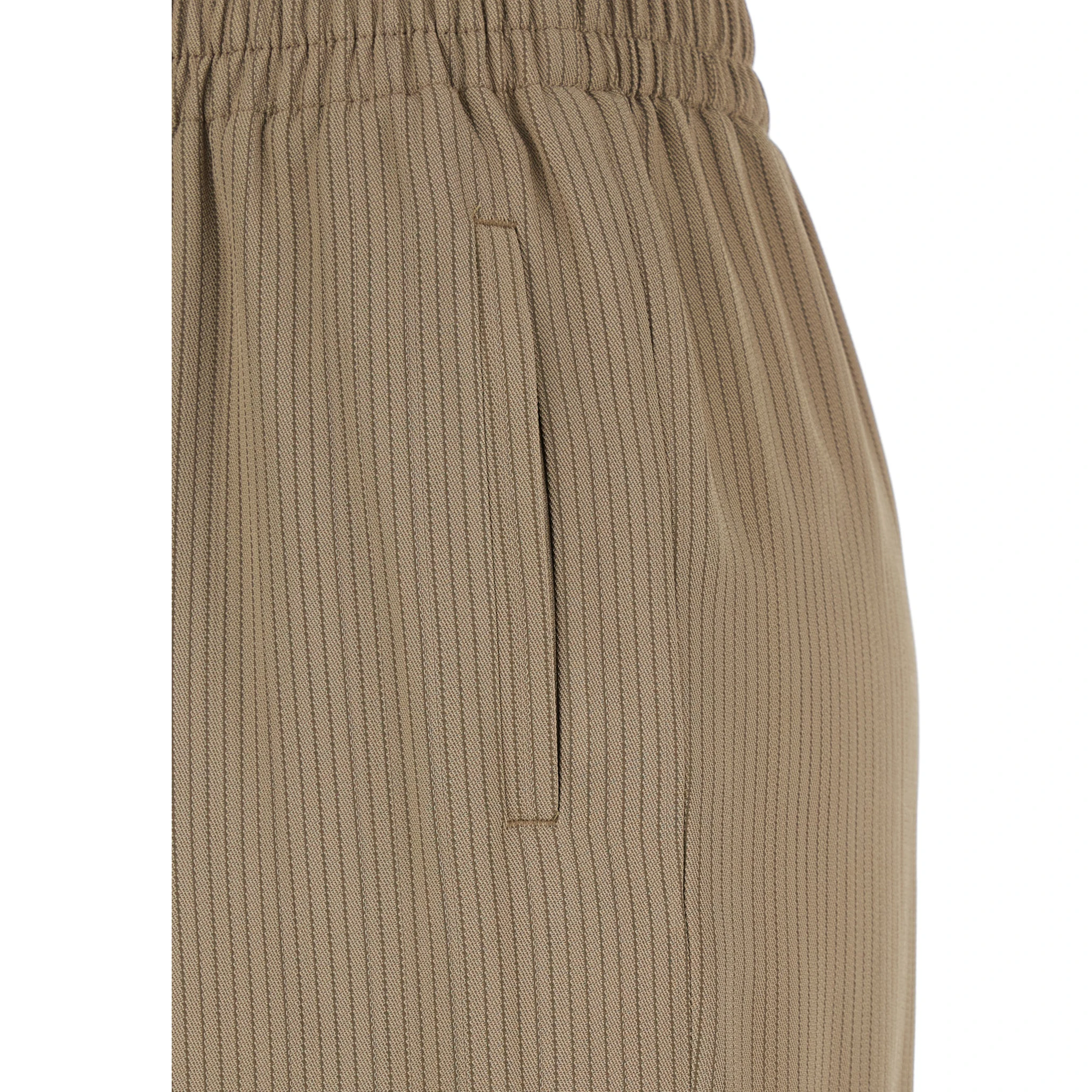 بنطال بريتاني بيج مزين بشعار مميز في الخلف ونقشة مخططة بالكامل، مصنوع من مزيج الفسكوز للنساء