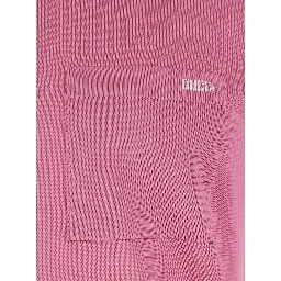 قميص بولو وردي اللون بجيب على الصدر وشعار مطرز في الأمام مصنوع من حرير ناعم للرجال