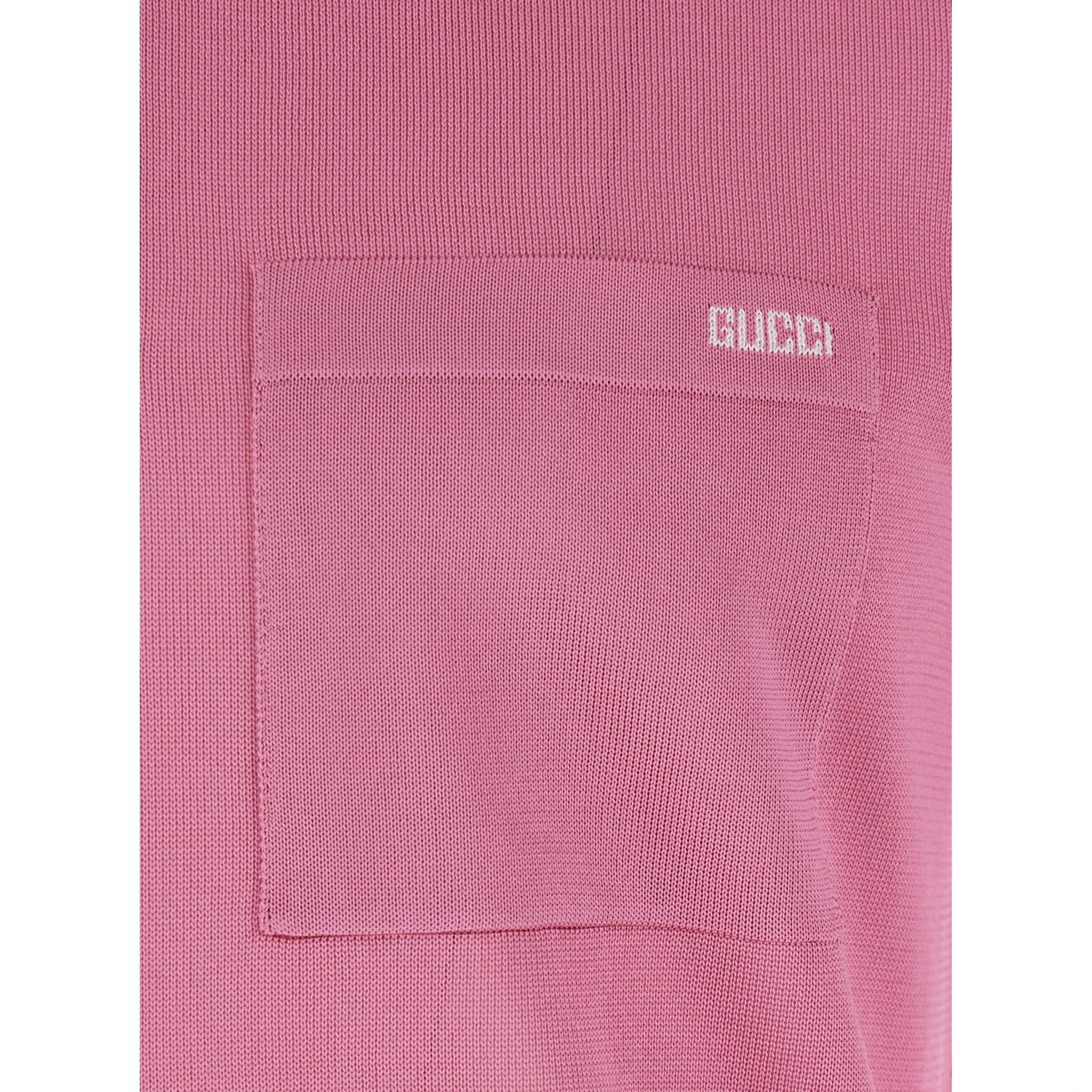 قميص بولو وردي اللون بجيب على الصدر وشعار مطرز في الأمام مصنوع من حرير ناعم للرجال