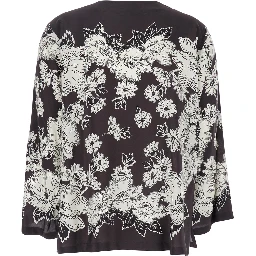 بلوزة بيضاء وسوداء بياقة على شكل حرف V ونقشة زهور كاملة من الحرير للنساء