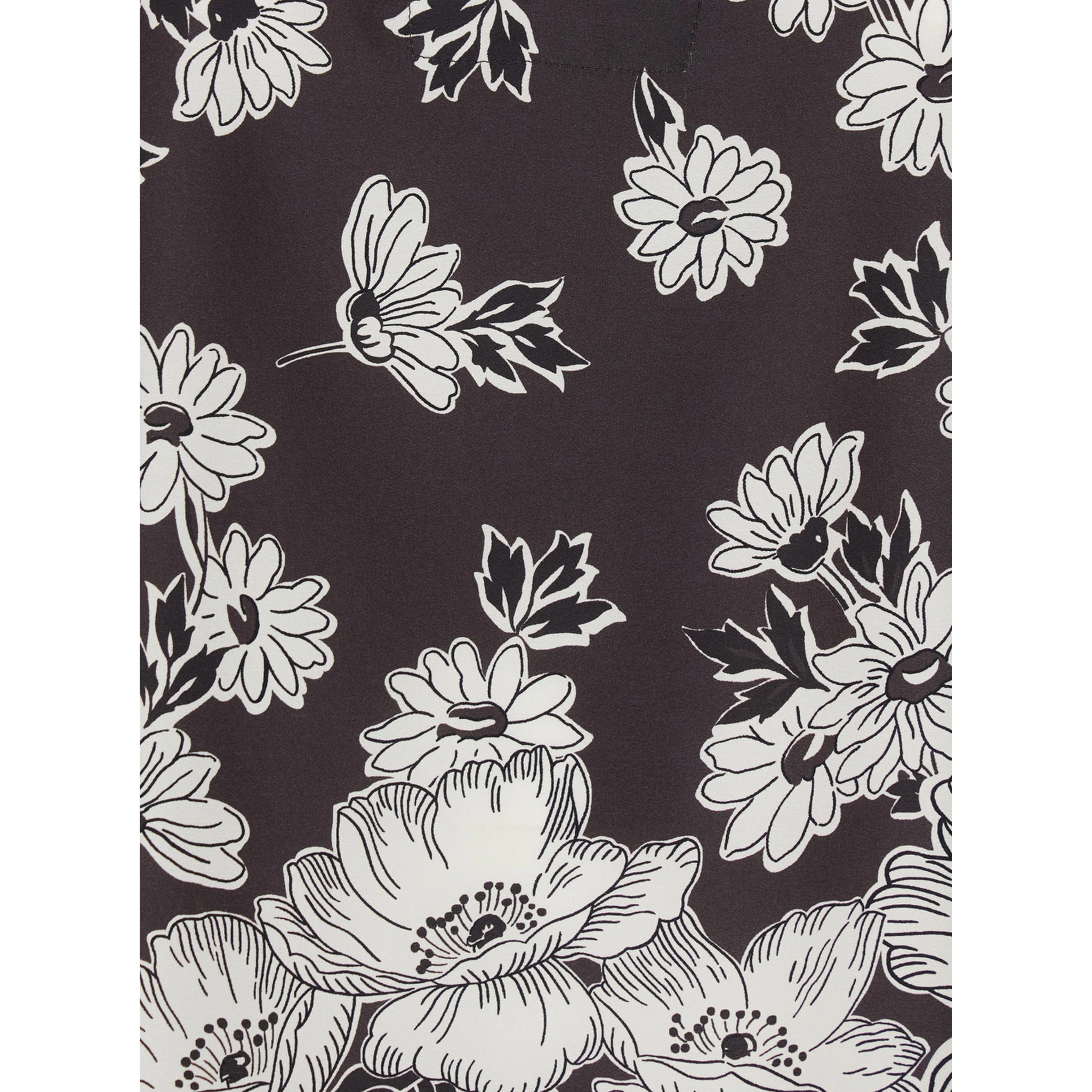 بلوزة بيضاء وسوداء بياقة على شكل حرف V ونقشة زهور كاملة من الحرير للنساء