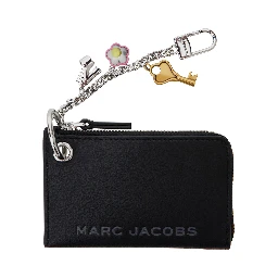 سلسلة مفاتيح سوداء مزينة بشعار مطبوع على الجهة الأمامية وزخارف من الجلد المحبب للنساء