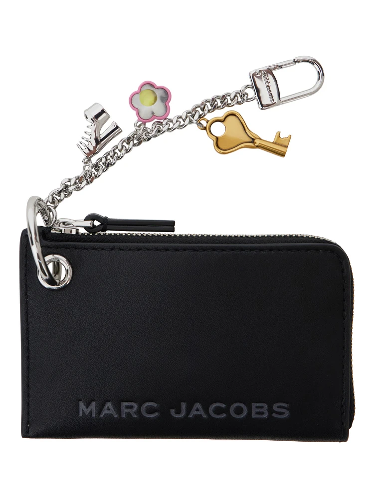 سلسلة مفاتيح سوداء مزينة بشعار مطبوع على الجهة الأمامية وزخارف من الجلد المحبب للنساء