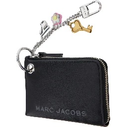 سلسلة مفاتيح سوداء مزينة بشعار مطبوع على الجهة الأمامية وزخارف من الجلد المحبب للنساء