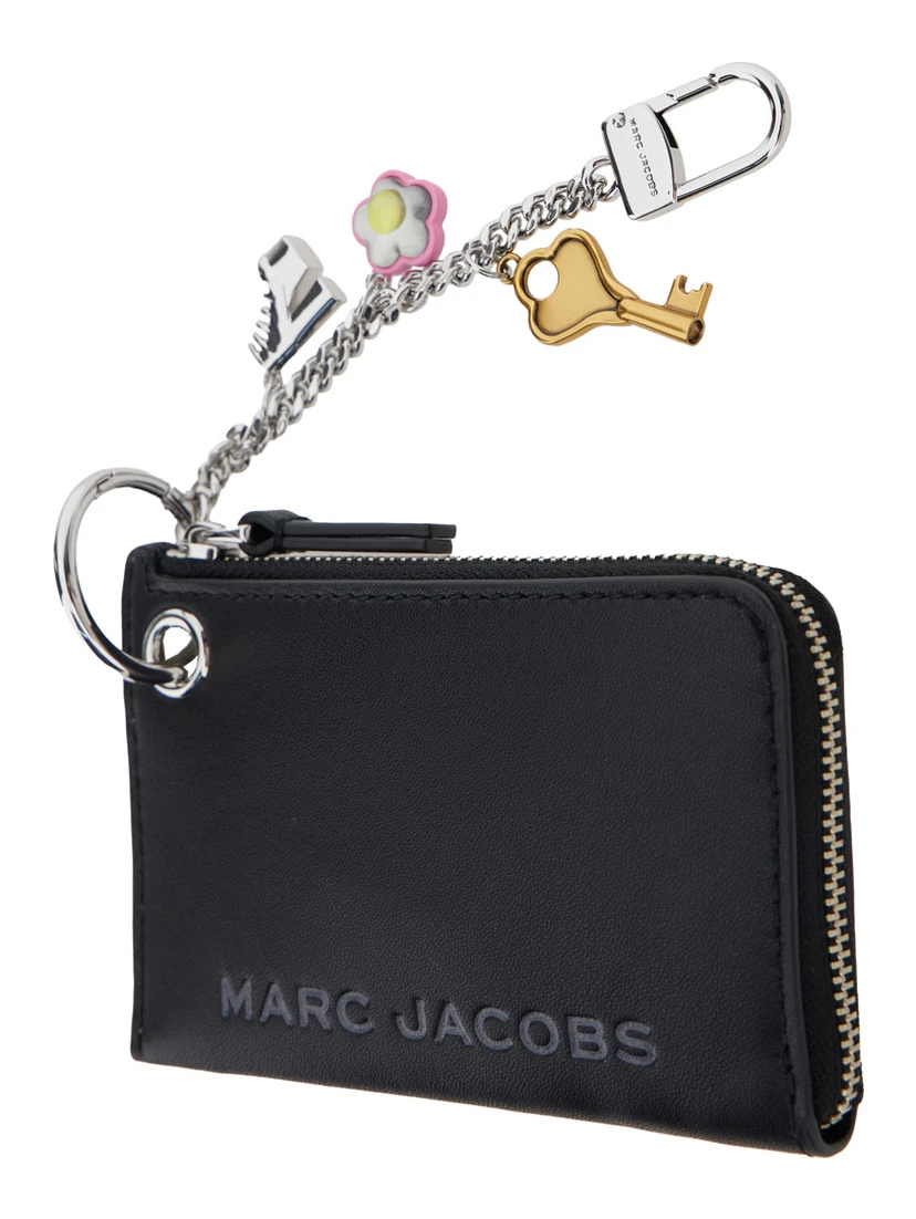 سلسلة مفاتيح سوداء مزينة بشعار مطبوع على الجهة الأمامية وزخارف من الجلد المحبب للنساء