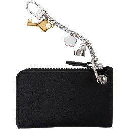 سلسلة مفاتيح سوداء مزينة بشعار مطبوع على الجهة الأمامية وزخارف من الجلد المحبب للنساء