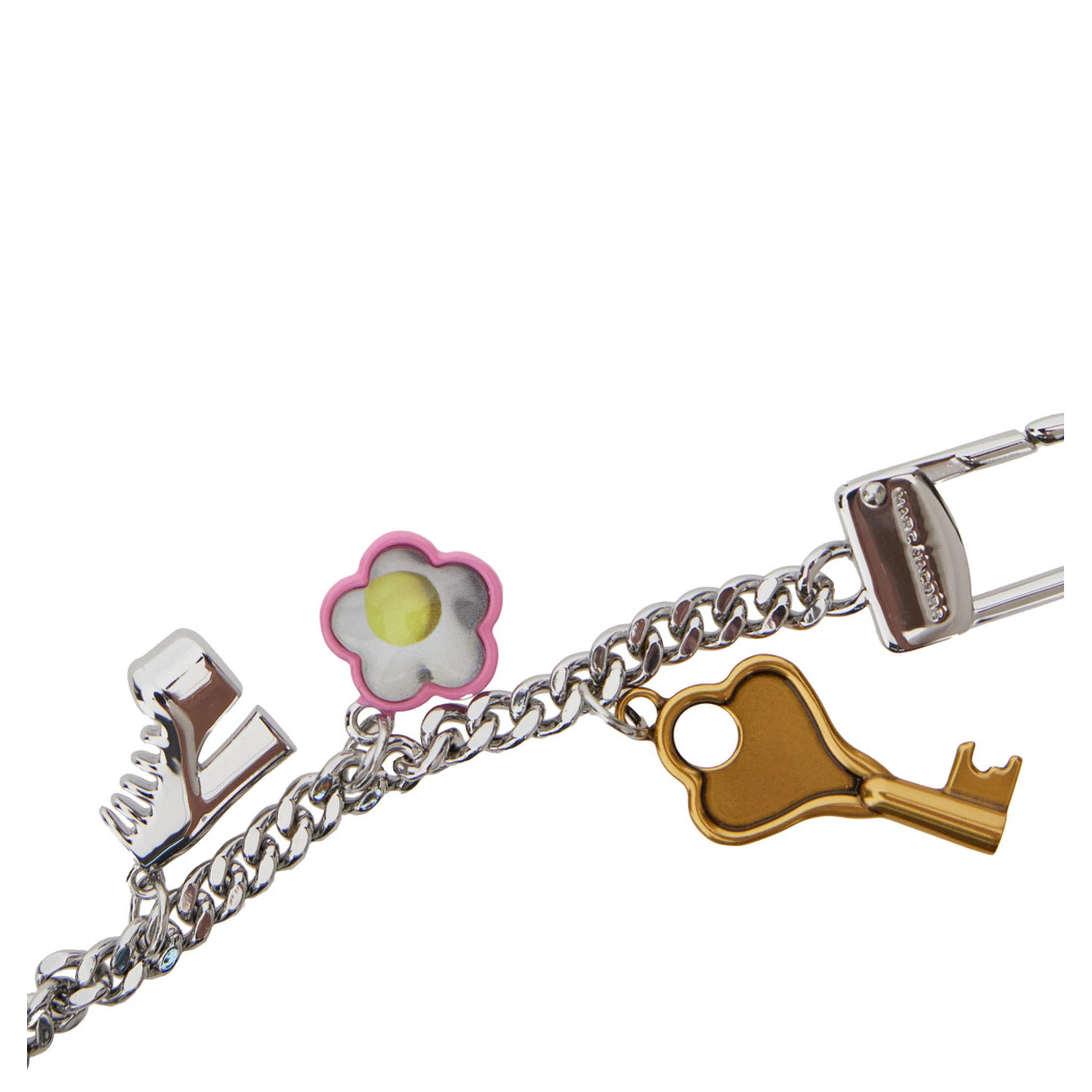 سلسلة مفاتيح سوداء مزينة بشعار مطبوع على الجهة الأمامية وزخارف من الجلد المحبب للنساء