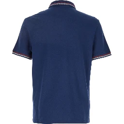 قميص بولو أزرق بياقة كلاسيكية وشعار مطبوع على الجهة الأمامية، مصنوع من القطن الرجالي