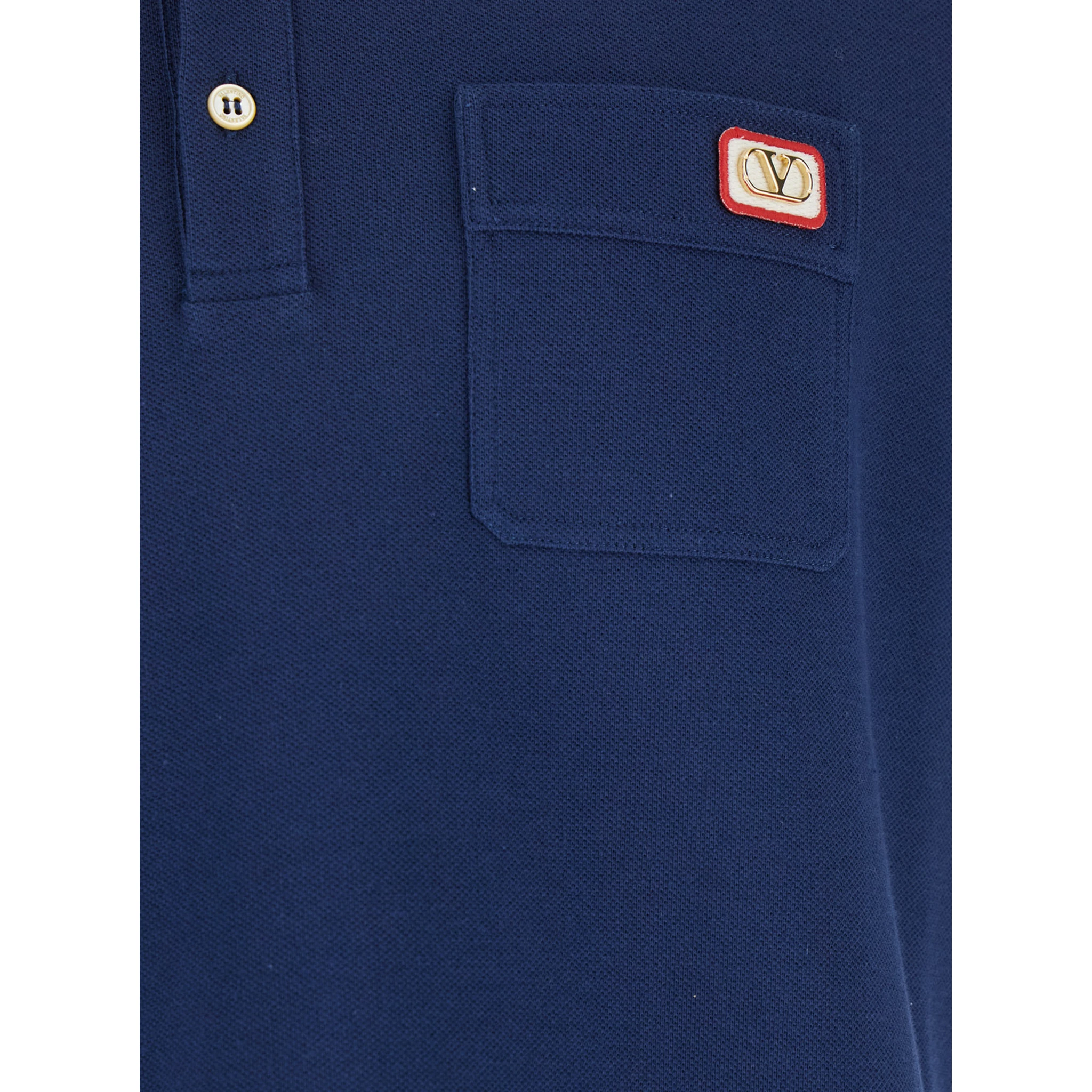 قميص بولو أزرق بياقة كلاسيكية وشعار مطبوع على الجهة الأمامية، مصنوع من القطن الرجالي