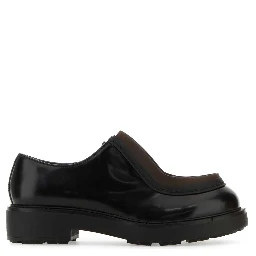 أحذية برباط