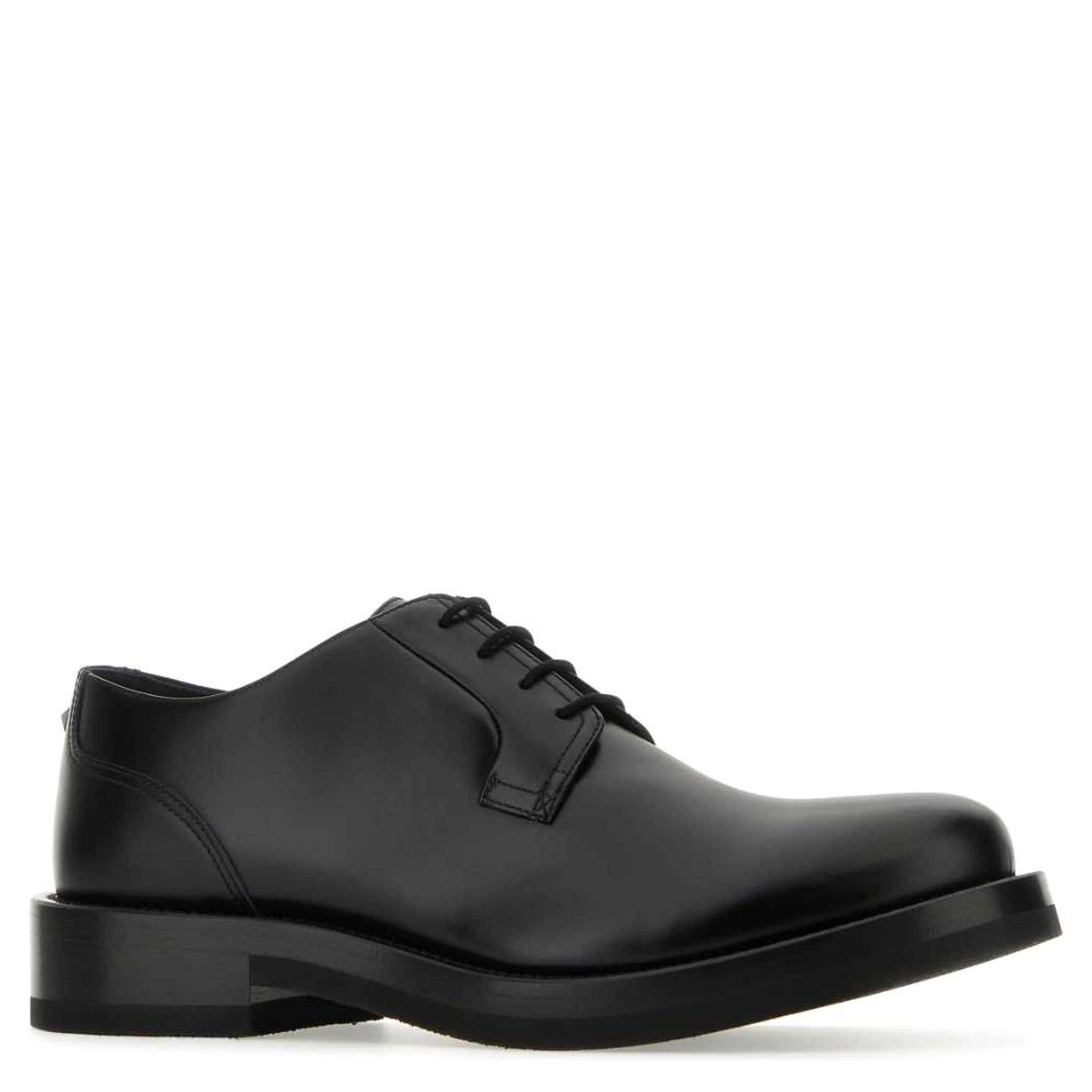 أحذية برباط