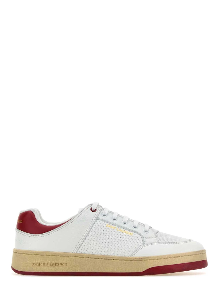 أحذية رياضية