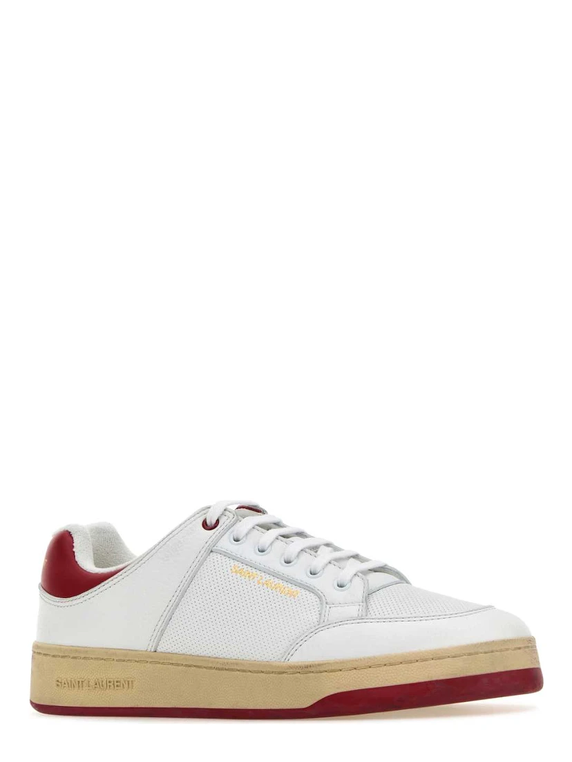 أحذية رياضية