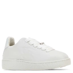 أحذية رياضية