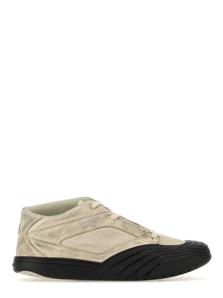 أحذية رياضية