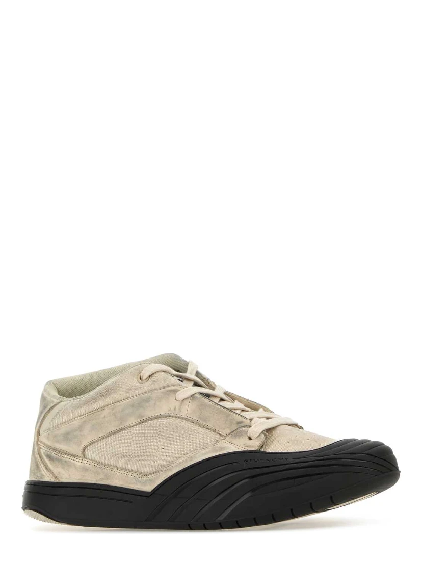 أحذية رياضية