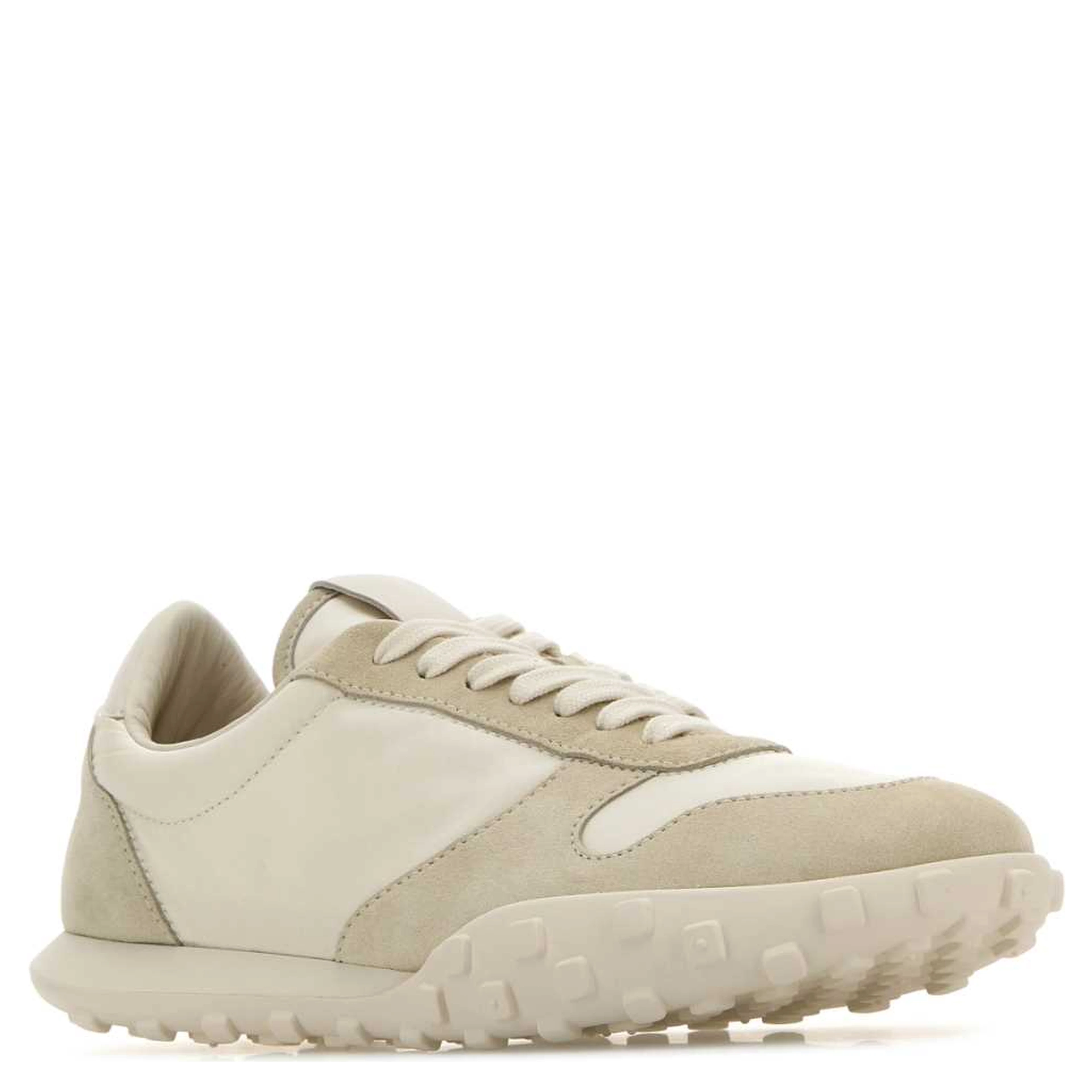 LOW TOP SNEAKER