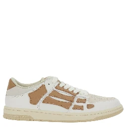 حذاء رياضي بيج منخفض من الجلد، مزين برقعة شعار على اللسان وشعار مكتوب على الكعب.