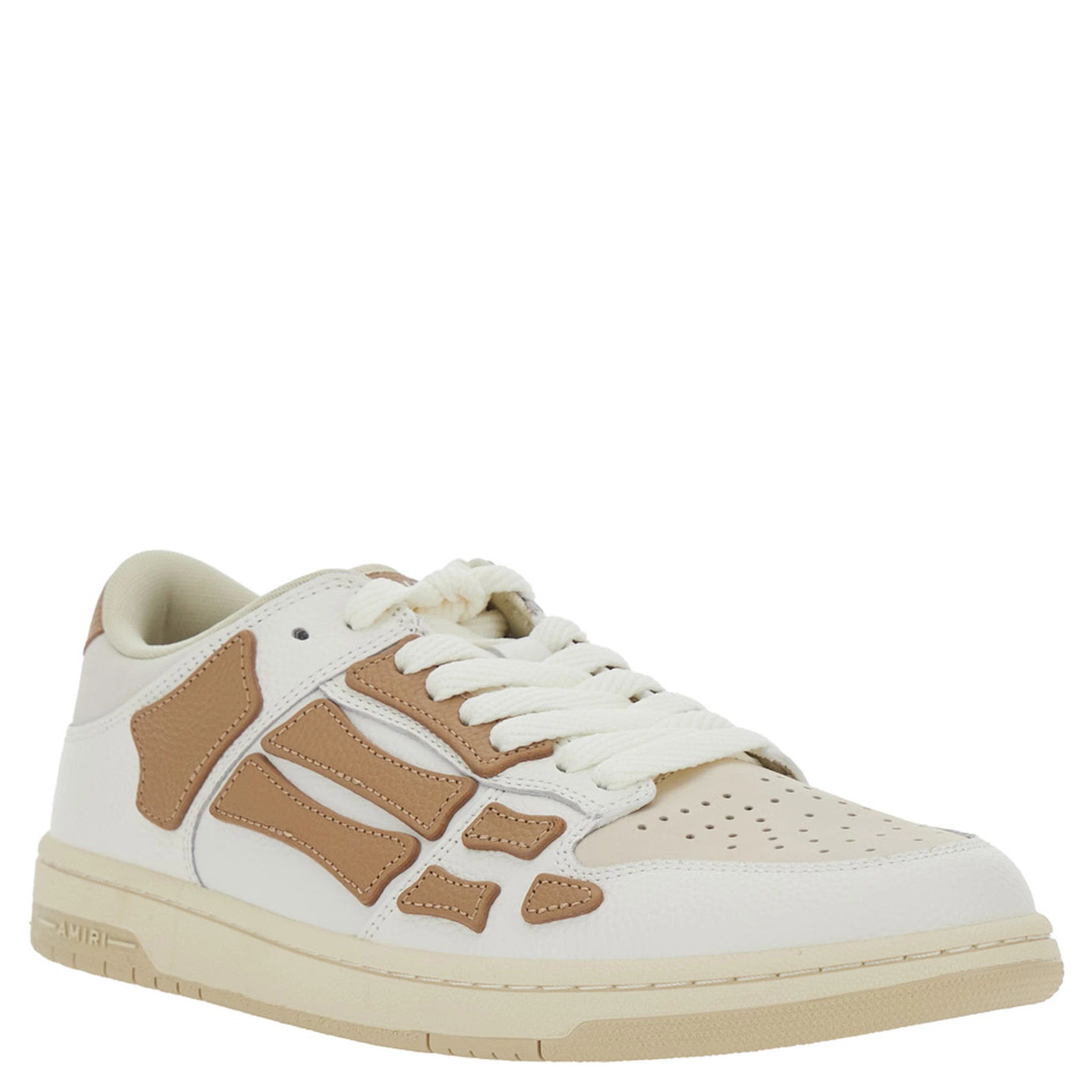 حذاء رياضي بيج منخفض من الجلد، مزين برقعة شعار على اللسان وشعار مكتوب على الكعب.