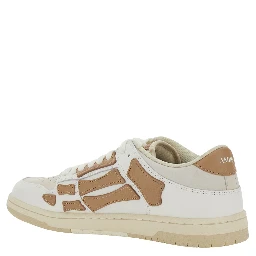 حذاء رياضي بيج منخفض من الجلد، مزين برقعة شعار على اللسان وشعار مكتوب على الكعب.