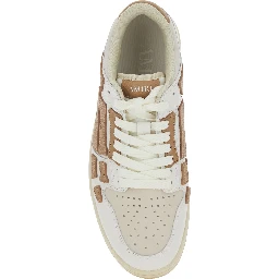 حذاء رياضي بيج منخفض من الجلد، مزين برقعة شعار على اللسان وشعار مكتوب على الكعب.