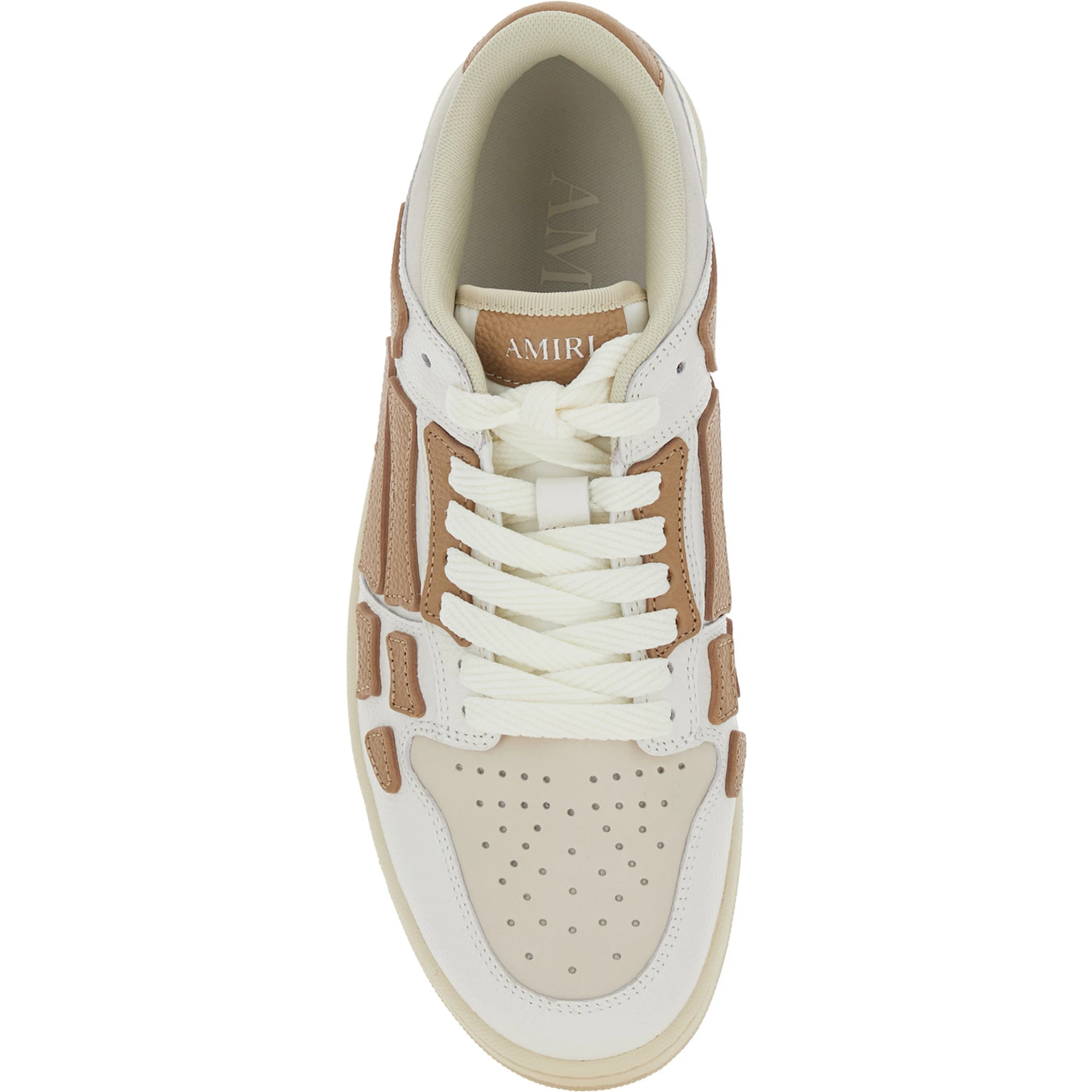 حذاء رياضي بيج منخفض من الجلد، مزين برقعة شعار على اللسان وشعار مكتوب على الكعب.